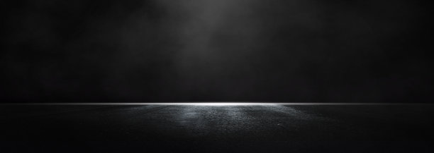 黑暗的街道空无一人。沥青抽象的黑色背景与烟。图片下载