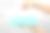 一个女人从浅色背景的盒子里拿出纸巾，特写图片下载
