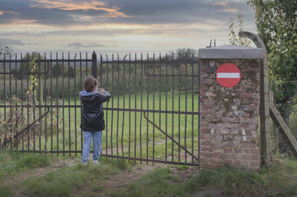 一个十几岁的女孩正试图打开通往禁地的大门。农村。了玩图片图片下载