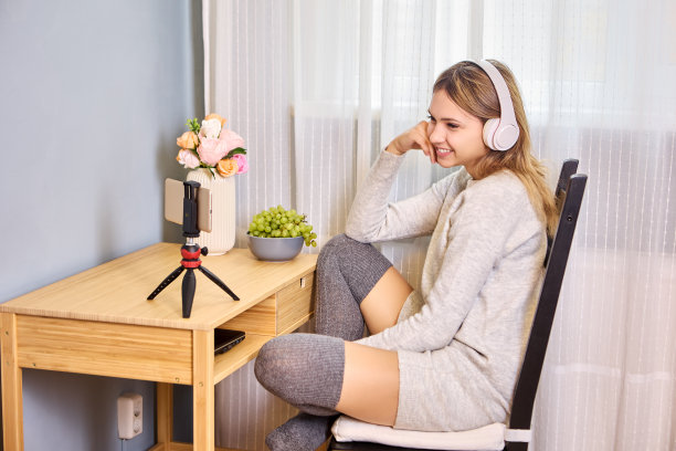 年轻女子用智能手机通过互联网进行视频通话，与朋友在线交流。图片下载