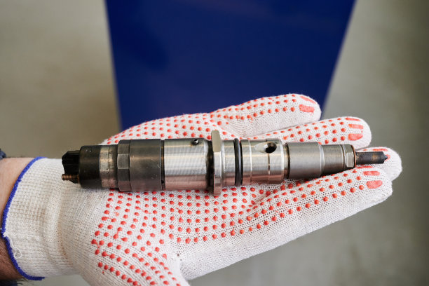 在现场，检查柴油内燃机喷嘴的操作性能和磨损情况的过程，图片下载