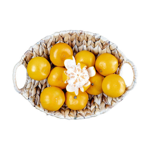 柳条花瓶，白色的背景上有一个剥了皮的橘子。从上面的观点图片下载