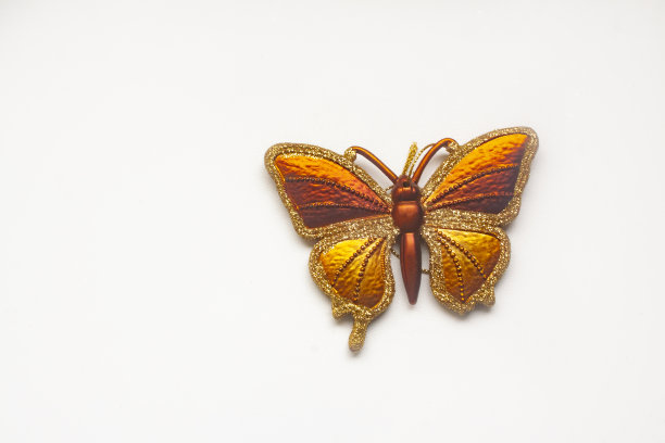 圣诞节金色蝴蝶在白色背景与文字空间图片下载