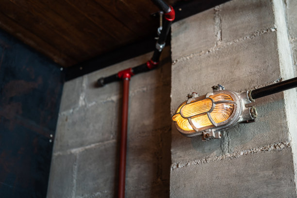 在砖墙上的工业阁楼设计的照明灯。图片下载