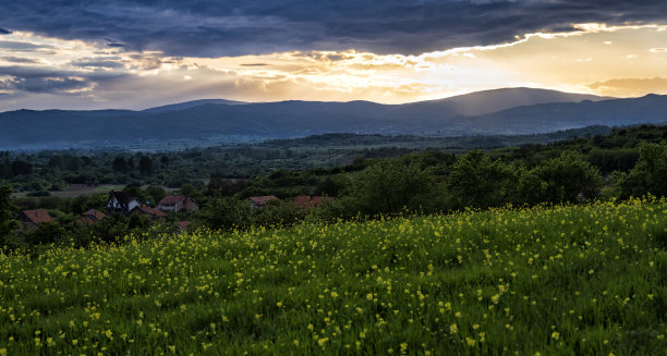 壮观的日落山景照片，美丽的山地景观，山顶全景图片下载