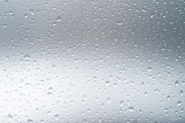 雨滴和露水。雨点落在灰色的车顶后停止下雨，选择性聚焦防水表面。软的焦点。留出书写文字背景的空间。图片下载