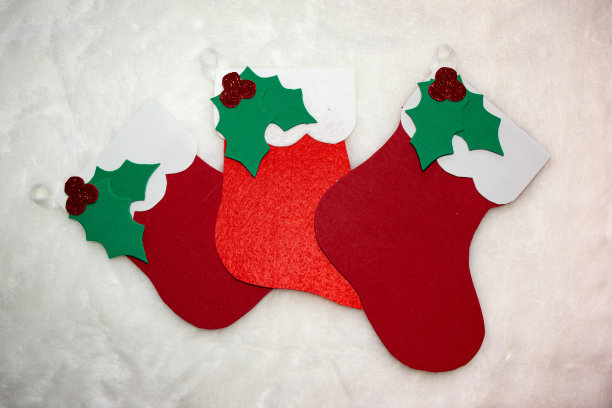 和孩子们一起做的简单圣诞装饰。假期创意活动图片下载