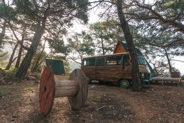 旅游度假旅游。古老多彩的复古露营在美丽的地中海海岸岩石景观营地，土耳其。图片下载