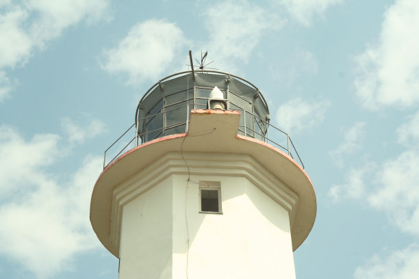 白色的灯塔,特写。灯塔在蓝色的天空背景与白色的云为品牌，日历，多色卡，旗帜，封面，标题为网站。高质量的照片图片下载