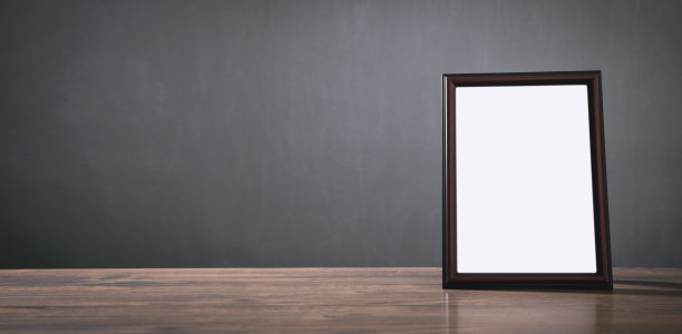 将空的文凭或证书架放在桌上。图片下载