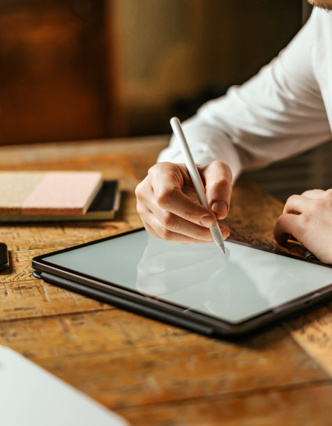 男性用电子笔在数码平板上画画。自由设计师远程工作。特写照片图片下载