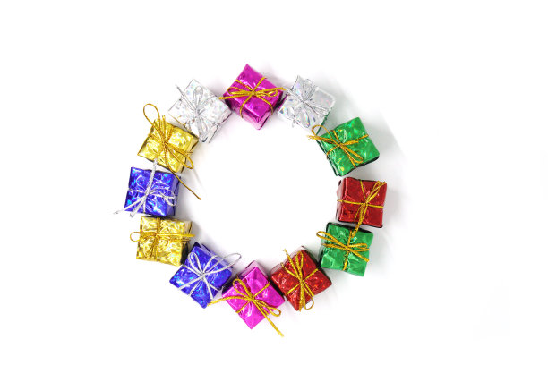 许多礼品盒安排圆形图案-圣诞节或圣诞节概念孤立的白色背景和复制空间图片下载