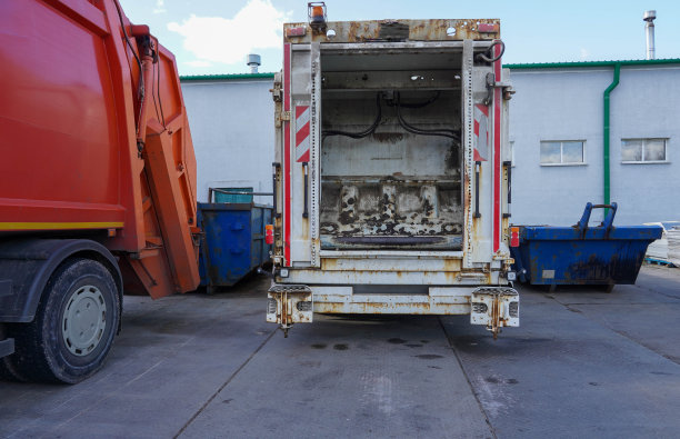 照片上是一辆开着后备箱的卡车图片下载