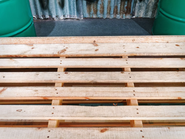 瓦楞板墙前木托盘的高角度视图图片下载