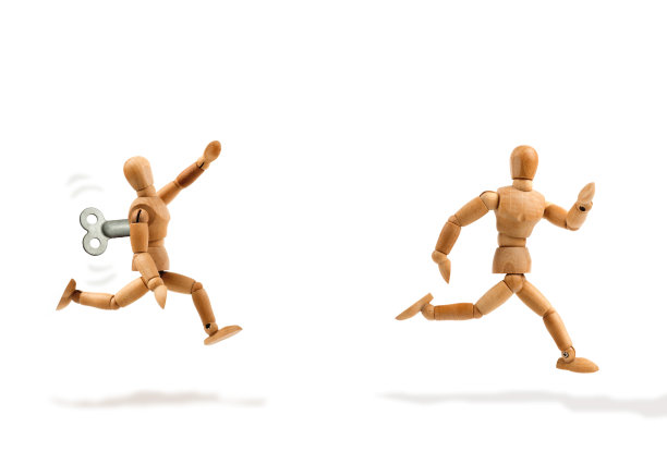 木制人体模型从一个遥控机器人旁边跑开图片下载