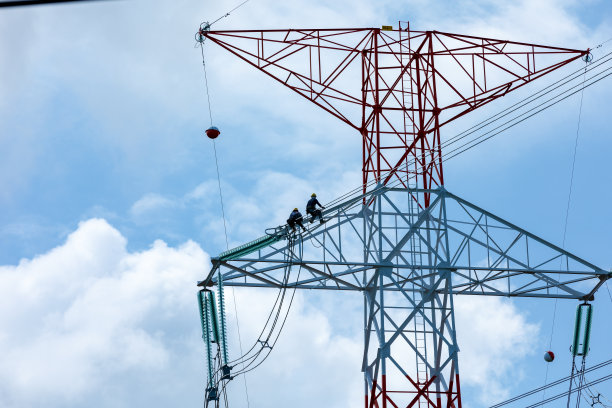 工作人员安装和修改高压电缆系统和云天背景泰国图片下载