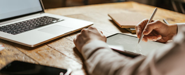 男性用电子笔在数码平板上画画。自由设计师远程工作。特写照片图片下载