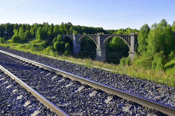 横跨伊伦河的有100年历史的高架铁路图片下载