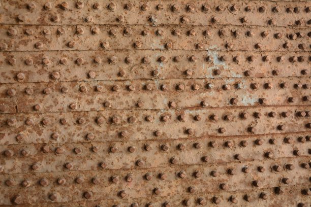 带有铸造图案细节的旧金属门局部图片下载