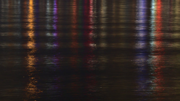 加拿大不列颠哥伦比亚省，温哥华市中心的平静水面上反射着多彩的城市灯光，令人惊叹的夜景。图片下载