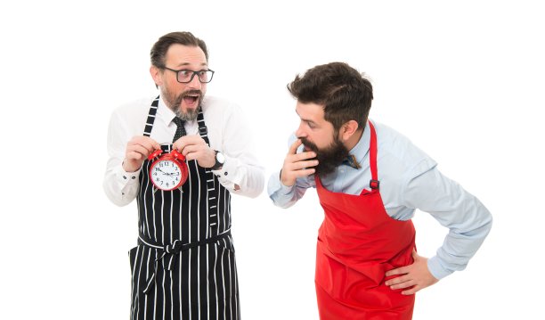 它的午餐ocklock。男人在烹饪上竞争。最后期限。餐馆开业。午餐时间。餐饮业务。穿着围裙的厨师团队。食品交付。快餐。带着闹钟的胡子男人。午餐时间图片下载