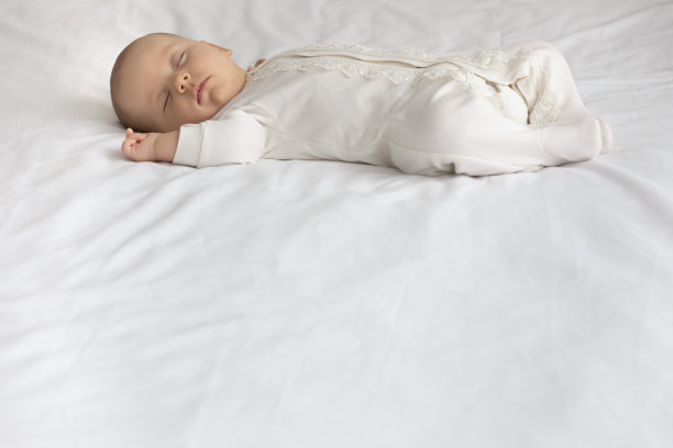 宁静宁静甜蜜的宝宝穿着身体睡在柔软的床垫上图片下载