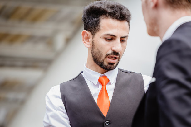 商人的表情，说谎，说话或做错事，回避他的目光从问题图片下载