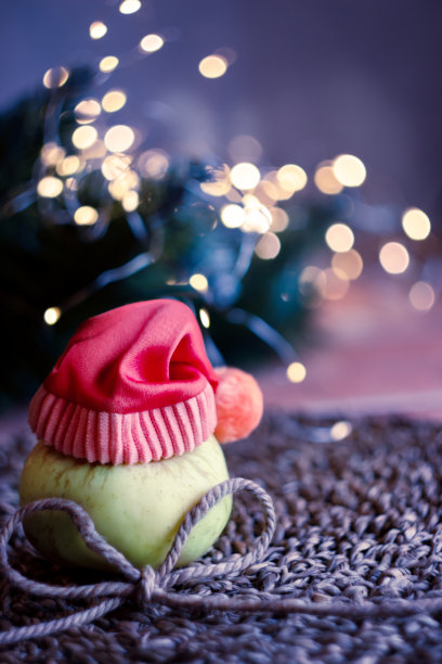 年卡以冷杉枝为背景，配以花环聚焦光素材图片