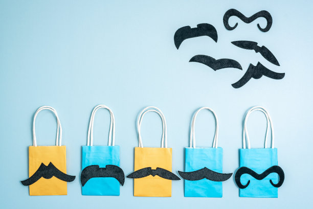 五颜六色的环保购物袋和有趣的蓝色假胡子图片下载