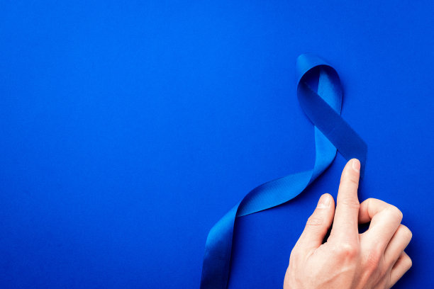 癌症的男性。11月前列腺癌男性健康意识。蓝色的丝带在深蓝色的背景上孤立。支持人们的生活和疾病。图片下载