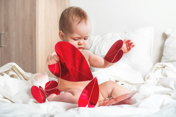 宝宝11个月，情人节特写红心。婴儿在婴儿床和尿布…图片下载