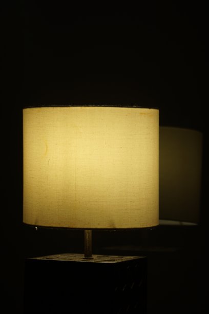 黄色的灯睡觉图片下载