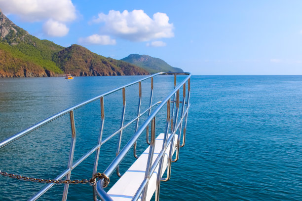 游艇停泊在舒适的阿德拉桑湾岸边，靠近安塔利亚和凯默，土耳其图片下载