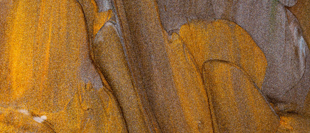 金色背景的油画笔触。表面棕黄色的油漆闪闪发光。金色青铜涂料纹理与闪光图片下载