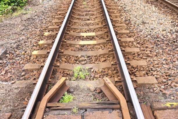 在镇上的当地线路上，有一条砾石小道图片下载