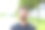 近景:年轻快乐的大胡子男子站在大自然的树林间放松，闭上眼睛呼吸新鲜空气。男宁静地享受着平静的生活，安静地在公园里。在户外。幸福图片下载