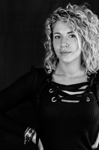 一个美丽的年轻女人的黑白肖像金发和卷发图片下载