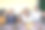 快乐的拉丁家庭享受户外午餐在家里的露台-祖父母，父母和孩子们欢笑和拥抱彼此图片下载