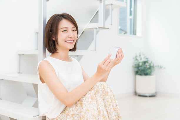 漂亮的亚洲女人用智能手机图片下载