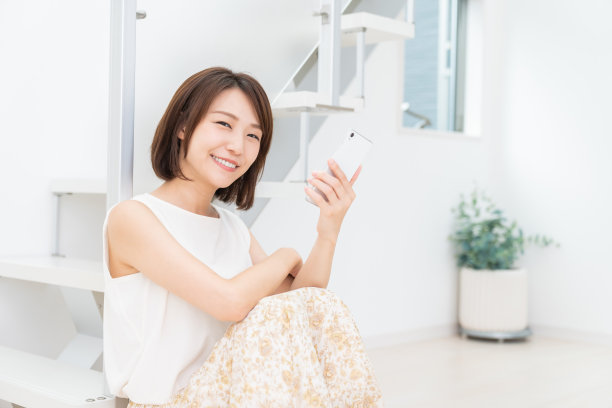 漂亮的亚洲女人用智能手机图片下载