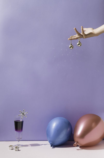 蓝莓鸡尾酒杯雪花和圣诞礼物蓝色和红色的气球和手握金色的小玩意在蓝色和白色的复制空间背景。2022年新年庆祝概念。图片下载