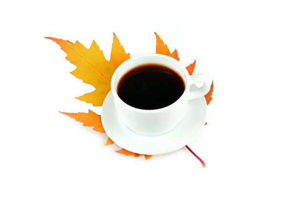 一杯咖啡和白色背景下的黄色枫叶。图片下载