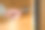 一个男人的手打开房子或公寓的木门。门把手的特写镜头图片下载