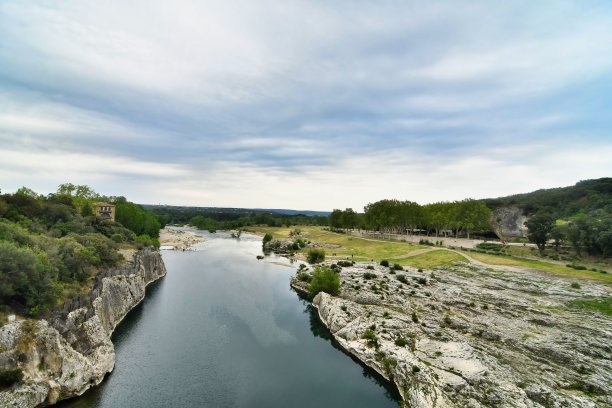 山脉中的河流，照片作为背景，在Pont du gard，花园，法国尼姆图片下载