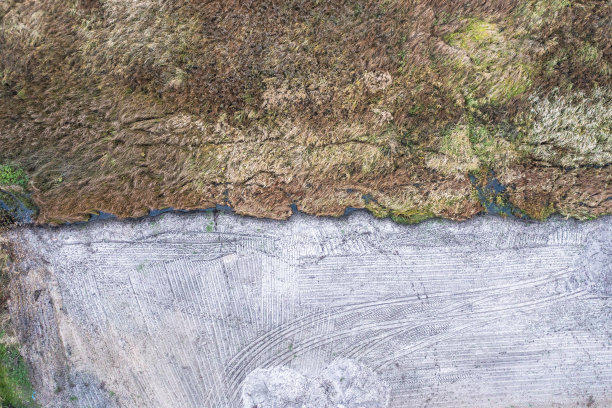 “自然vs文明，从无人机到草地和建筑用地的视野。图片下载