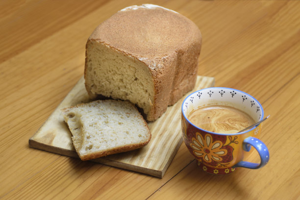 一杯咖啡和自制面包，面包片放在木板上图片下载