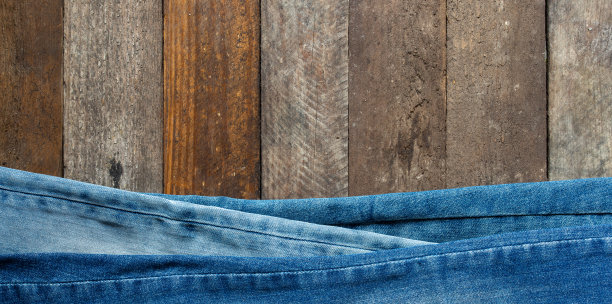 蓝色牛仔裤木制表面背景图片下载
