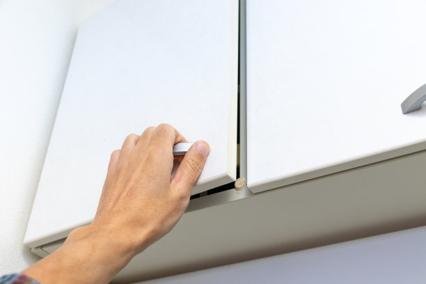 伸手打开高柜门图片下载