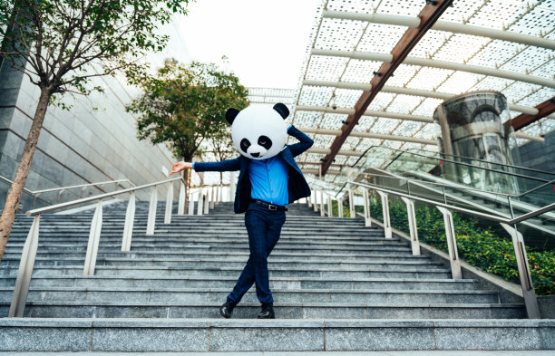 一个商人戴着一个大熊猫头的故事形象图片下载