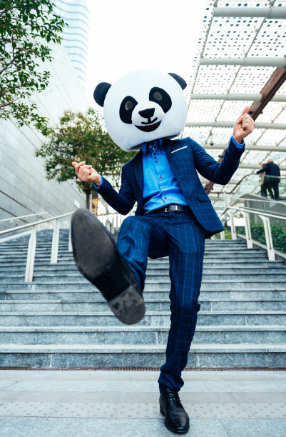 一个商人戴着一个大熊猫头的故事形象图片下载